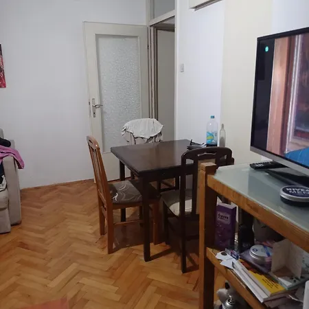 Izdajem Stan Na Dan, Lepa Brena Apartment *